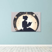 Een vrouw in silhouet die een boek leest canvas afdruk (Insitu (Houten vloer))