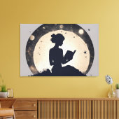 Een vrouw in silhouet die een boek leest canvas afdruk (Insitu (Woonkamer))