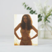 Een vrouw in vleeskleurig lijfpak met borduurwerk briefkaart (Staand voorkant)