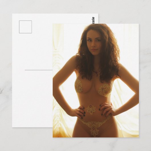 Een vrouw in vleeskleurig lijfpak met borduurwerk briefkaart (Voorkant / Achterkant)