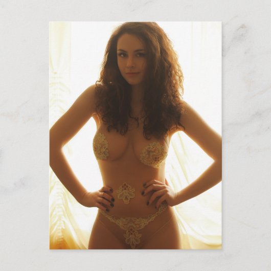 Een vrouw in vleeskleurig lijfpak met borduurwerk briefkaart (Voorkant)