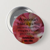 Een vrouw, is als een theezak, je hebt nooit.. ronde button 7,6 cm (Voorkant /achterkant)
