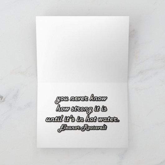 "Een vrouw is als een theezakje." Aangepaste offer Kaart (Binnen)