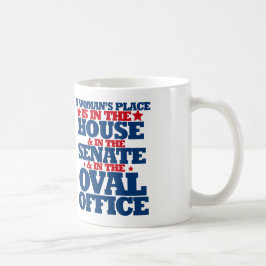 Een vrouw is thuis en de senaat koffiemok