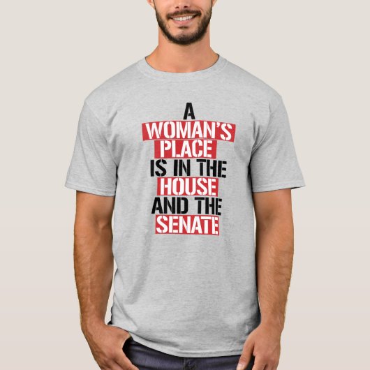 Een vrouw is thuis en de senaat t-shirt (Voorkant)
