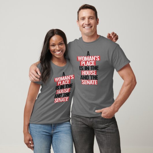 Een vrouw is thuis en de senaat t-shirt (Unisex)