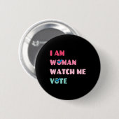 Een vrouw kijkt me stemmen ronde button 5,7 cm (Voorkant /achterkant)
