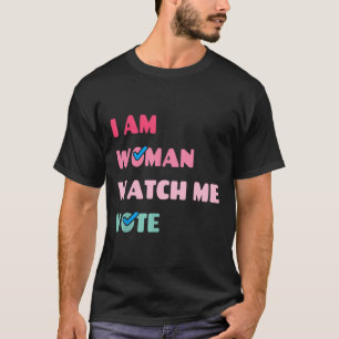 Een vrouw kijkt me stemmen t-shirt