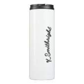 Een vrouw lacht om onhandigheid thermosbeker (Achterkant)