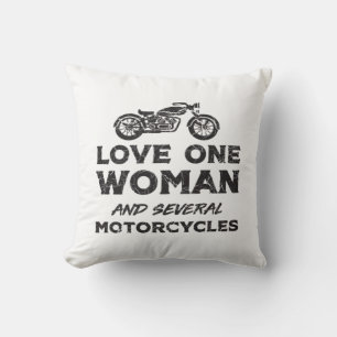 Eén vrouw liefhebben en verschillende motorfietsen kussen