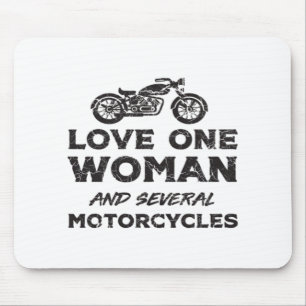Eén vrouw liefhebben en verschillende motorfietsen muismat