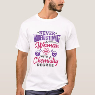 Een vrouw met een chemiediploma nooit onderschatte t-shirt