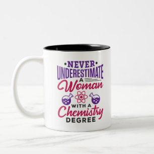 Een vrouw met een chemiediploma nooit onderschatte tweekleurige koffiemok