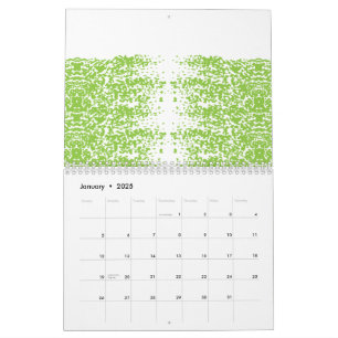 Een vrouw met een grijze trui en een bril zit voor kalender