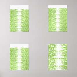 Een vrouw met een grijze trui en een bril zit voor muurkunst sets