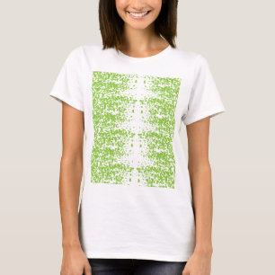 Een vrouw met een grijze trui en een bril zit voor t-shirt