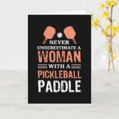 Een vrouw met een Pickleball Paddle Gift Kaart (Gele Bloem)