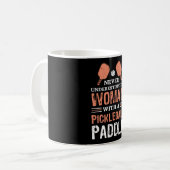 Een vrouw met een Pickleball Paddle Gift Koffiemok (Voorkant links)