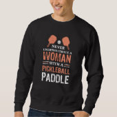 Een vrouw met een Pickleball Paddle Gift Trui (Voorkant)