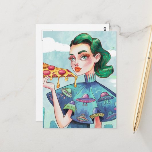 Een vrouw met een plakje Pizza UFO shirt Briefkaart (Voorkant / Achterkant in situ)