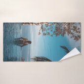 Een vrouw met een zwarte bikini kraan zwemt op het badhanddoek (Badhanddoek)