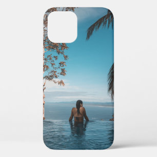 Een vrouw met een zwarte bikini kraan zwemt op het Case-Mate iPhone case
