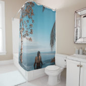 Een vrouw met een zwarte bikini kraan zwemt op het douchegordijn (In situ)