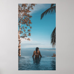 Een vrouw met een zwarte bikini kraan zwemt op het poster