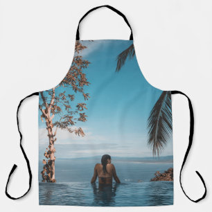 Een vrouw met een zwarte bikini kraan zwemt op het schort
