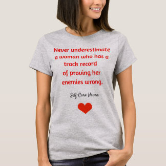 Een vrouw nooit onderschatten t-shirt