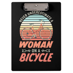 Een vrouw op een fiets klembord