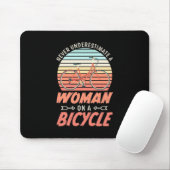 Een vrouw op een fiets muismat (Met muis)