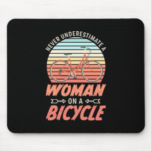 Een vrouw op een fiets muismat