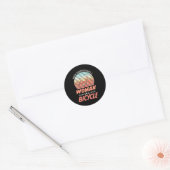 Een vrouw op een fiets ronde sticker (Envelop)