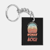 Een vrouw op een fiets sleutelhanger (Voorkant Links)