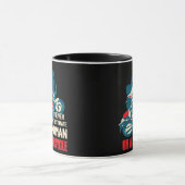 Een vrouw op een motorfiets nooit onderschatten mok (Midden)