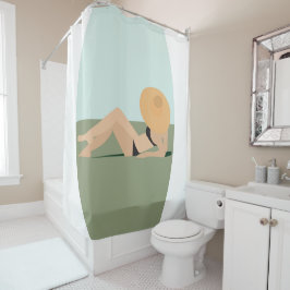 Een vrouw op het strand douchegordijn