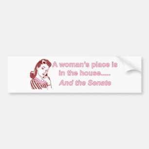 Een vrouw plaatst Bumpersticker