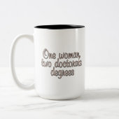 Een vrouw, twee doctoraatsdiploma's tweekleurige koffiemok (Links)