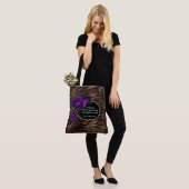 Een vrouw van Wit en Wisdom Tiger Print Tas (Op model)
