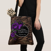 Een vrouw van Wit en Wisdom Tiger Print Tas (Dichtbij)