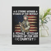een vrouw veteraan staat op voor haar land save the date (Staand voorkant)