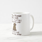 Een vrouw zei ooit Mok voor Chocolate Labrador (Voorkant rechts)