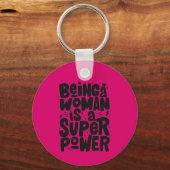 Een vrouw zijn is een supermacht sleutelhanger (Achterkant)