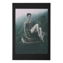 Een vrouw zit op een bergweg. Collage Art