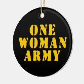 EEN VROUWELIJK LEGER KERAMISCH ORNAMENT (Links)