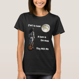 een vrouwelijke astronaut op de maan met een gitaa t-shirt