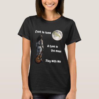 een vrouwelijke astronaut op de maan met een gitaa t-shirt