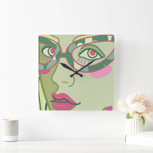 een vrouwengezicht in een  bril. vierkante klok (Huis)