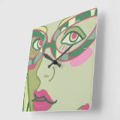 een vrouwengezicht in een  bril. vierkante klok (Hoek)